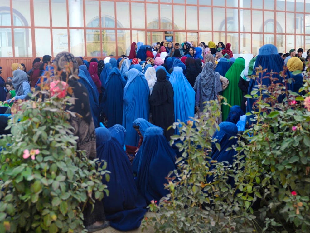 Des femmes attendent devant un bureau de vote à Kaboul.