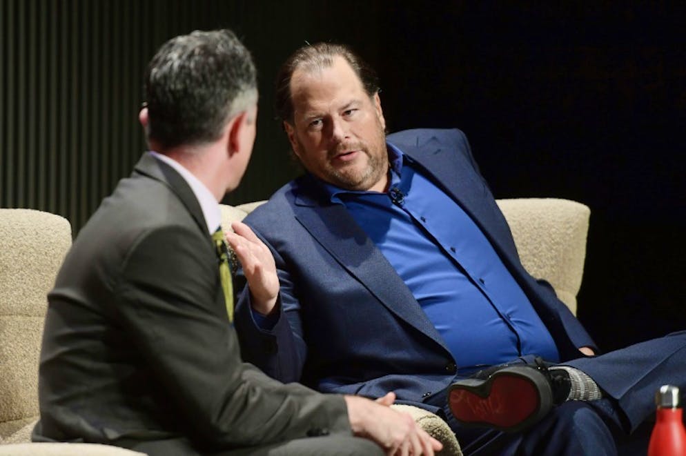 Marc Benioff (d), patron de Salesforce, lors d'un forum technologique à San Francisco, le 15 octobre 2018 en Californie