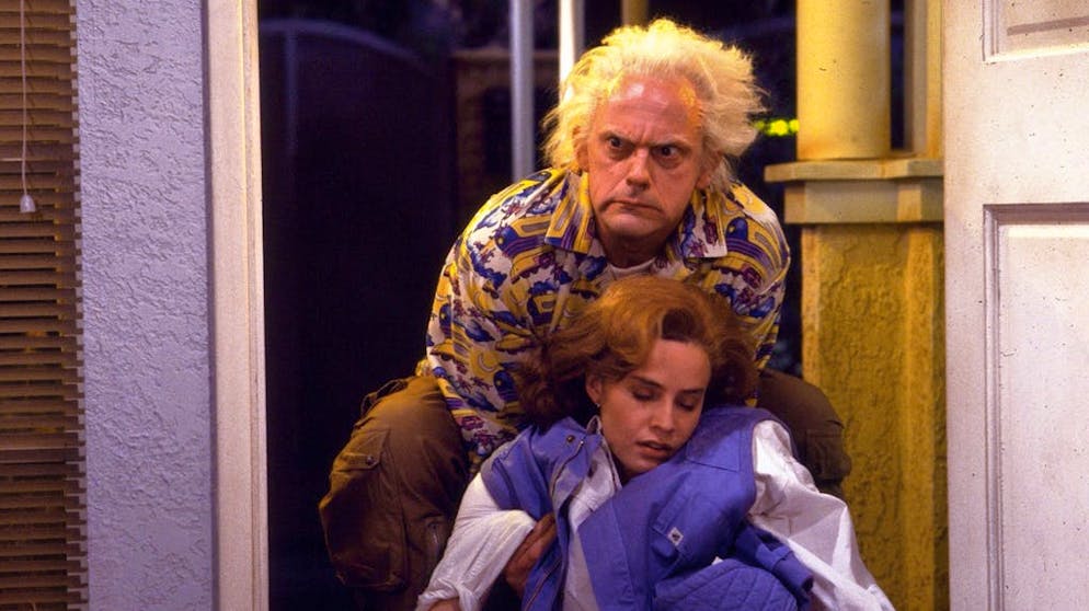 Que sont devenus les acteurs de «Retour vers le Futur»?. Sauvé in extremis par Doc Brown: dans la deuxième partie de «Retour vers le futur», Marty et sa copine Jennifer (Elizabeth Shue, photo) se rendent en 2015. Elle y rencontre son futur «elle» et tombe dans les pommes.