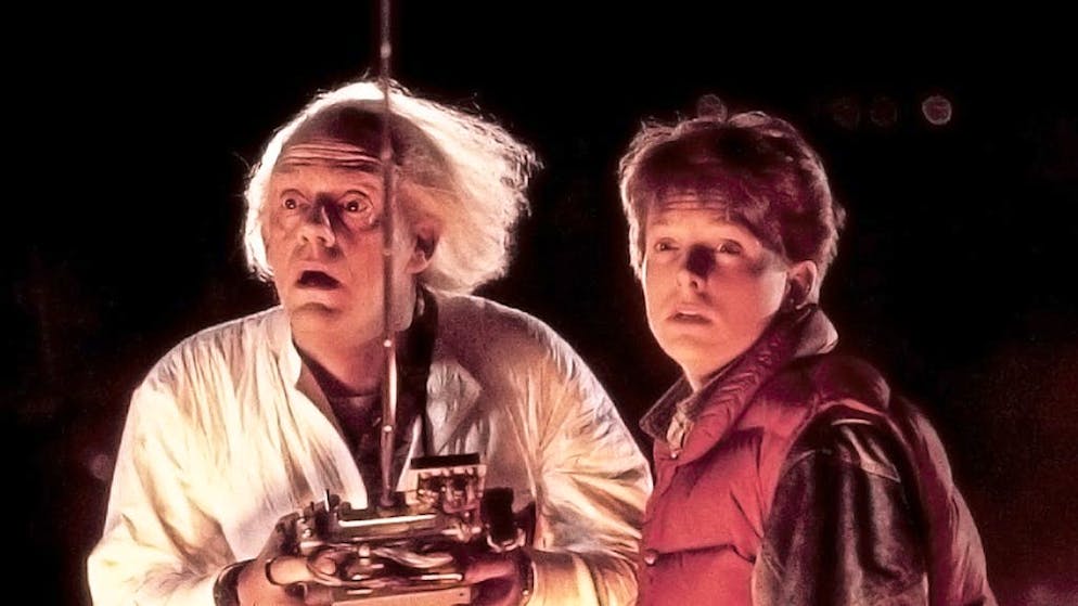 Que sont devenus les acteurs de «Retour vers le Futur»?. Happy Birthday, Christopher Lloyd! Ce 22 octobre, l'acteur, qui restera à jamais vénéré pour son rôle de Doc Brown dans «Retour vers le futur», a fêté ses 80 ans. Mais que sont aujourd'hui devenus les principaux acteurs de la trilogie de science-fiction la plus populaire des années 80? Parcourez notre galerie pour le découvrir.