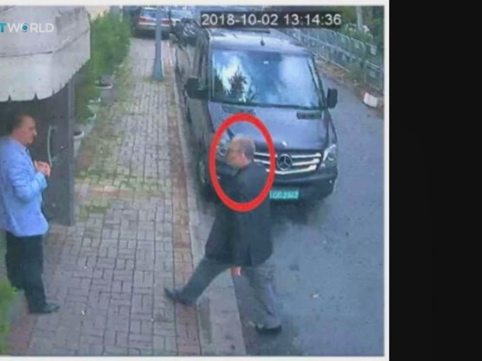 Il giornalista Jamal Khashoggi mentre entra al consolato saudita a Istanbul (foto d'archivio).