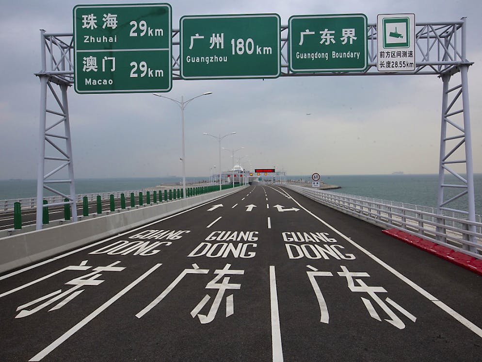 Pour les adversaires hongkongais du projet, le pont s'apparente à un "éléphant blanc" et apparaît comme une tentative de plus de Pékin d'accroître sa mainmise sur l'ancienne colonie britannique.