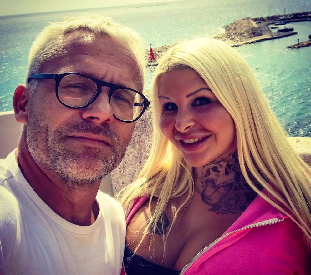 Conversazione tra due biondi: il redattore «Bluewin» Bruno Bötschi si reca dall’attrice pornografica Aviva Rocks a Calpe, la sua nuova residenza sulla Costa Blanca.