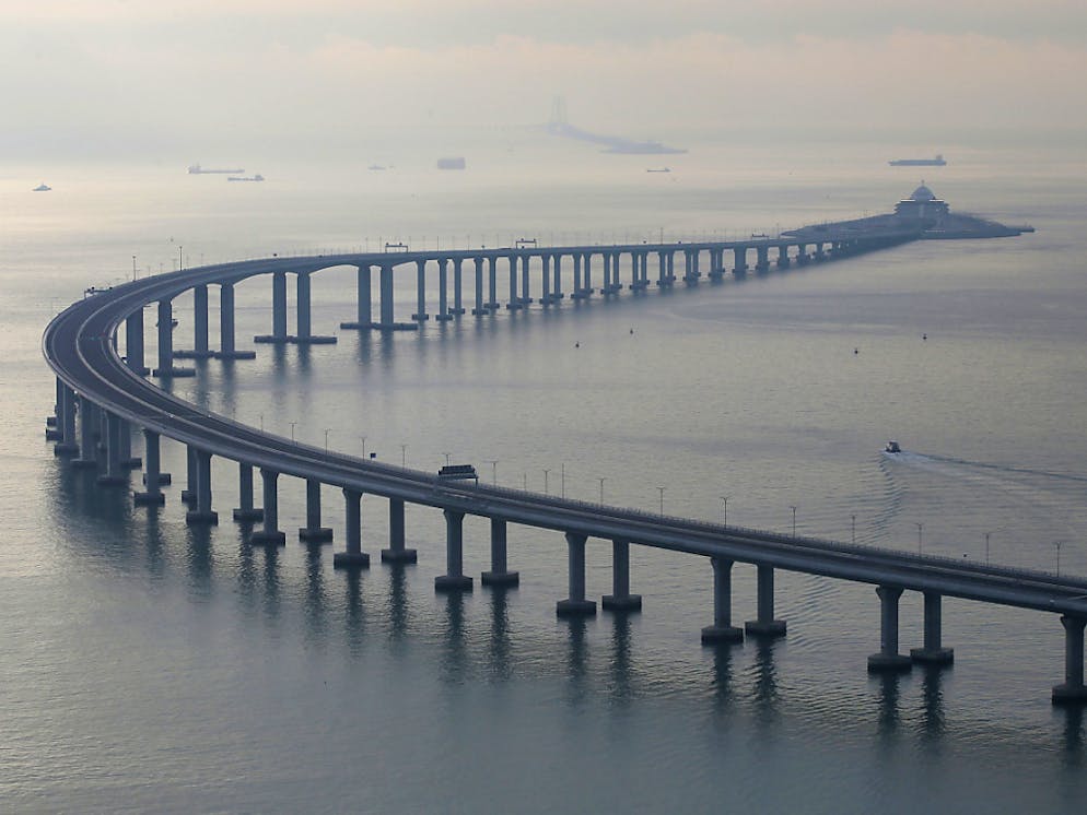 L'infrastructure d'un total de 55 kilomètres alterne un long pont autoroutier serpentant au-dessus des eaux du delta de la rivière des Perles et un tunnel sous-marin.