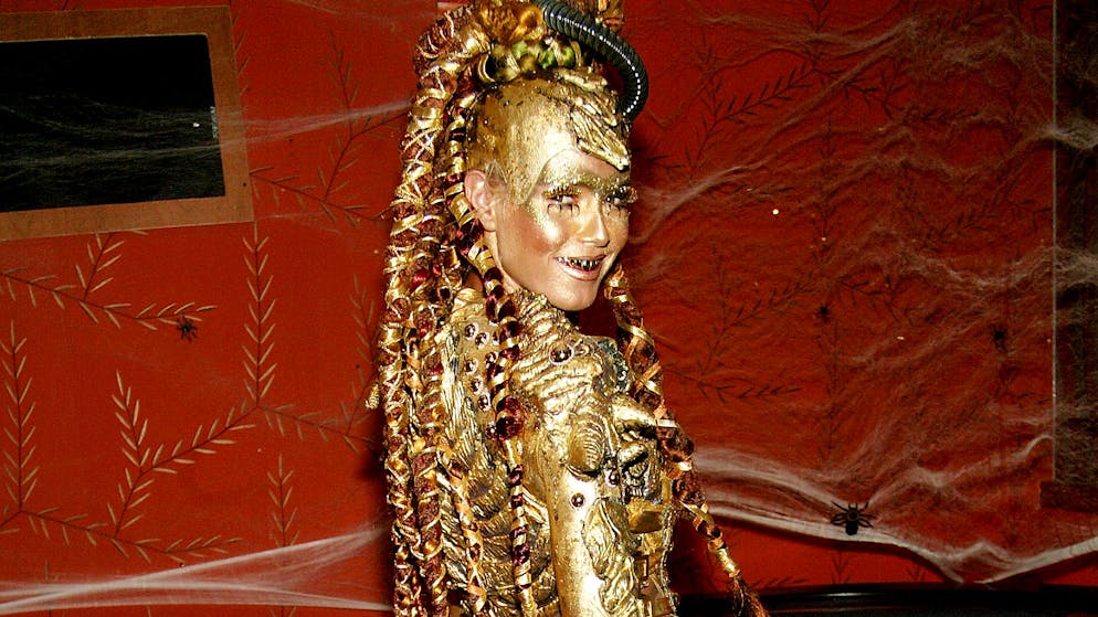 Heidi Klum: Ihre besten Halloween-Kostüme. Goldig oder gruselig? Ganz klar war das bei Heidis Kostümwahl im Jahr 2003 nicht.