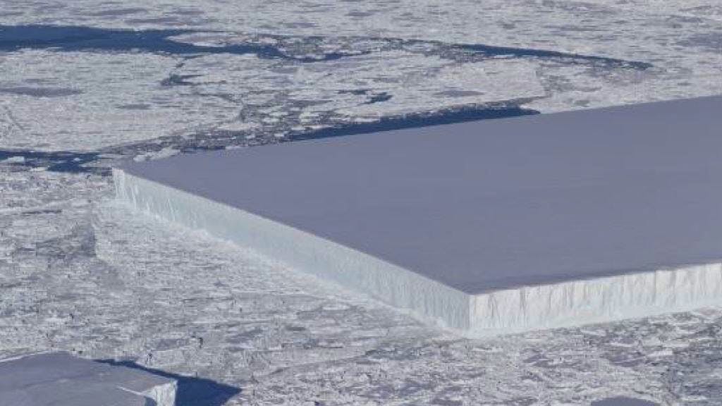 Naturwunder. NASA fotografiert perfekt rechteckigen Eisberg