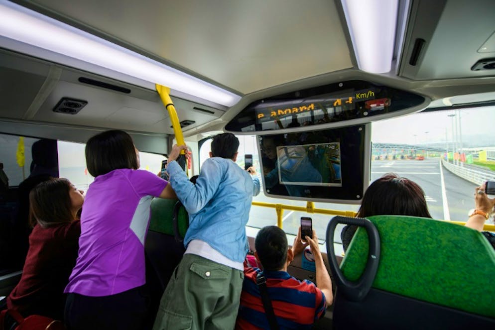 Des passagers prennent des photos dans une navette sur le pont Hong Kong-Macao-Zhuhai le 24 octobre 2018