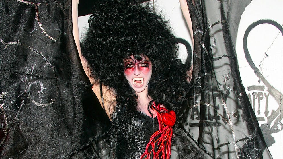 Heidi Klum: Ihre besten Halloween-Kostüme. Im Jahr zuvor war hingegen Heidi selbst bissig – als Vampirlady mit auffälligem Afro und heraushängendem Herz.