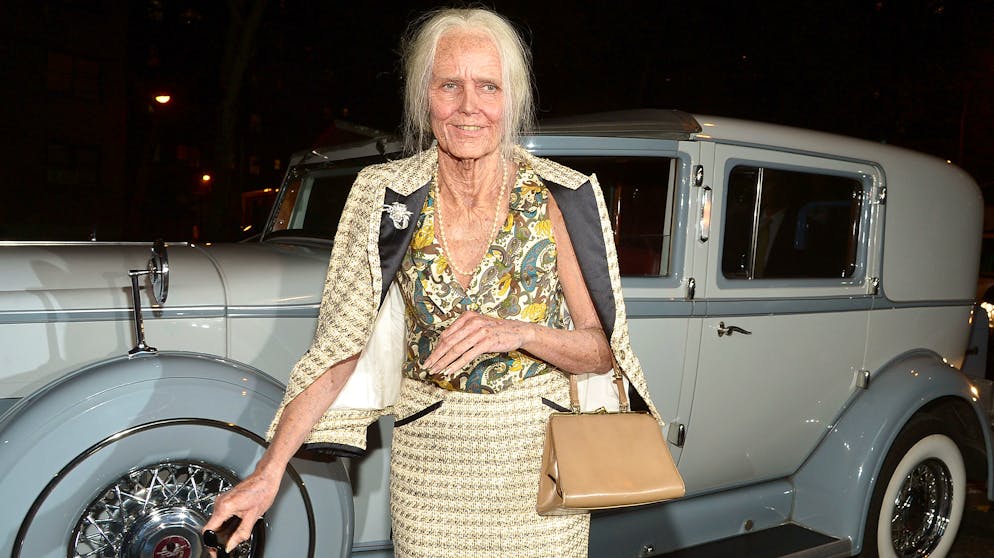 Heidi Klum: Ihre besten Halloween-Kostüme. Können Sie mal etwas Platz machen für eine alte Dame? Wie man sich Heidi Klum als Grosi vorstellen darf, konnte man zu ihrer Halloween-Party 2013 bewundern. Krampfadern inklusive.