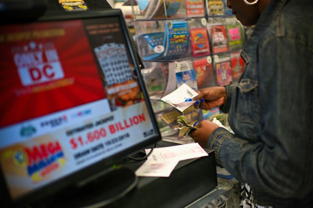Une femme achète des tickets de loterie, le 23 octobre 2018 à Washington