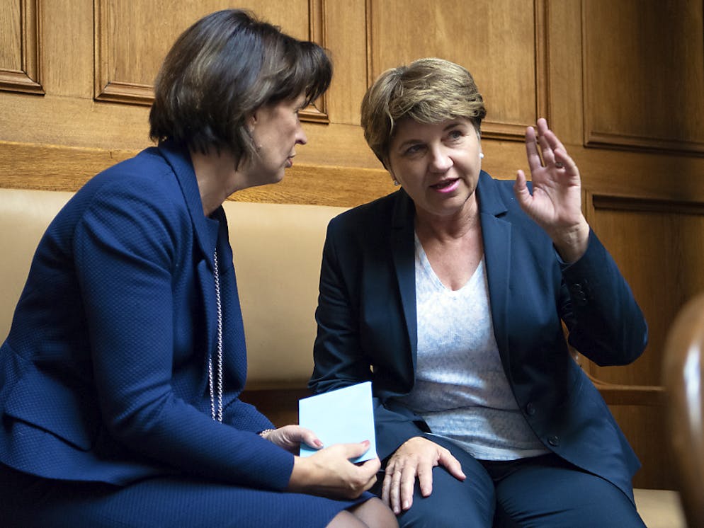 La conseillère nationale valaisanne Viola Amherd (PDC) est officiellement candidate à la succession de Doris Leuthard (à dr.) au Conseil fédéral. Elle a été désignée mercredi par le PDC du Haut-Valais.