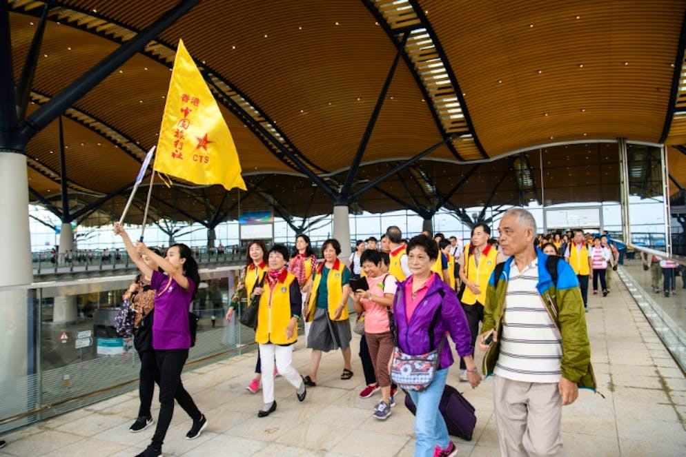 Des passagers au terminal routier de Hong Kong s'apprêtent à emprunter le pont Hong Kong-Macao-Zhuhai le 24 octobre 2018
