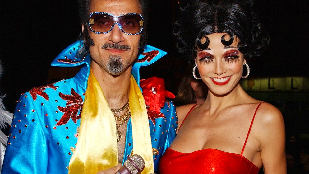 Heidi Klum: Ihre besten Halloween-Kostüme. Wie lange Heidi Klum schon im Halloween-Fieber ist, verdeutlicht dieses Bild von 2002: Der Herr neben ihr ist Ric Pipino, der erste Ehemann, den Sie schon längst vergessen haben.