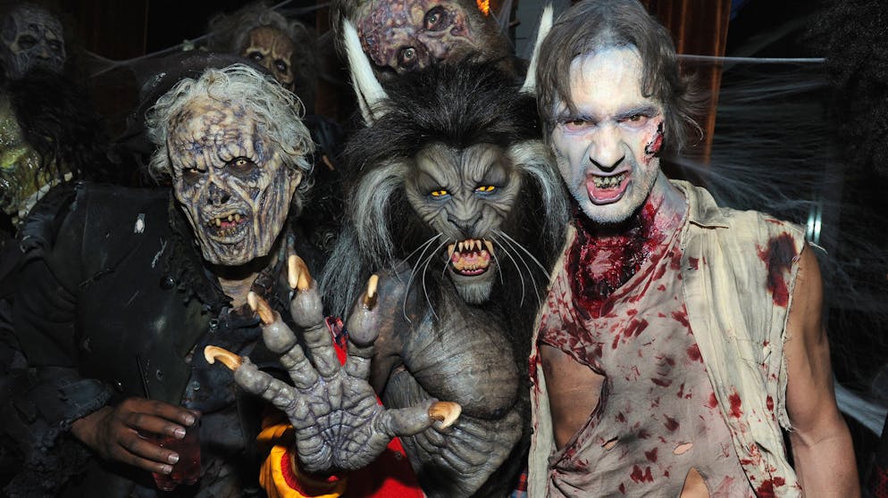 Heidi Klum: Ihre besten Halloween-Kostüme. Das Motto einer ihrer letzten Halloween-Partys war nicht schwer zu erraten: «Thriller» natürlich. Der Zombie rechts neben Werwolf-Heidi ist übrigens ihr «Germany's Next Top Model»-Kollege Thomas Hayo.