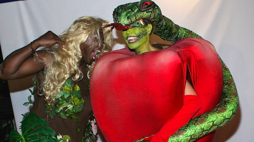 Heidi Klum: Ihre besten Halloween-Kostüme. Dieses Kostüm fand Seal zum Anbeissen: 2006 verkleidete sich Heidi Klum als verbotene Frucht inklusive Schlange, ihr Ehemann hingegen gab die Eva.