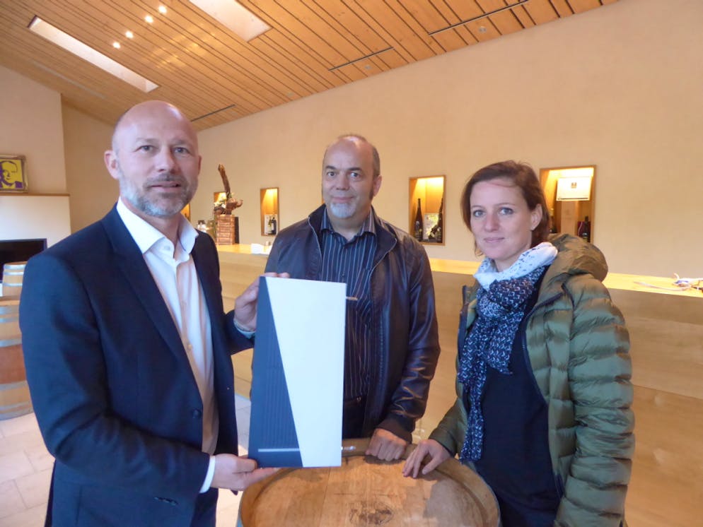 Sebastien Eberhard avec une maquette de présentation de panneau photovoltaïque coloré. À ses côtés, Yves Lehmann, du SENE et Laure-Emmanuelle Perret-Aeby, du CSEM.