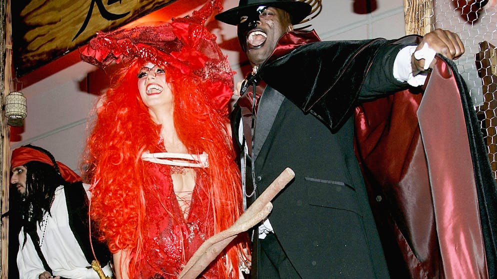Heidi Klum: Ihre besten Halloween-Kostüme. Eigentlich gar keine so grosse Veränderung zu ihrem Hexenkostüm von 2004, wenn man von der Farbe absieht.