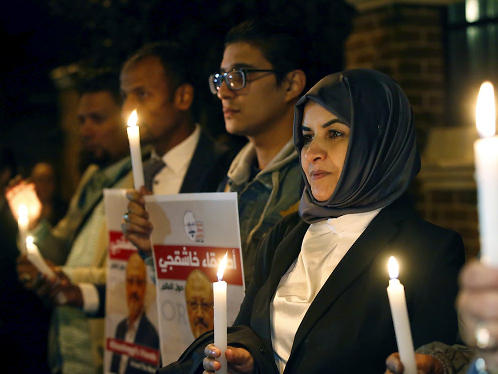 Des confrères et proches du journaliste assassiné ont allumé des bougies devant le consulat saoudien lors de cette veillée organisée à l'occasion de la création de l'Association des amis de Jamal Khashoggi.