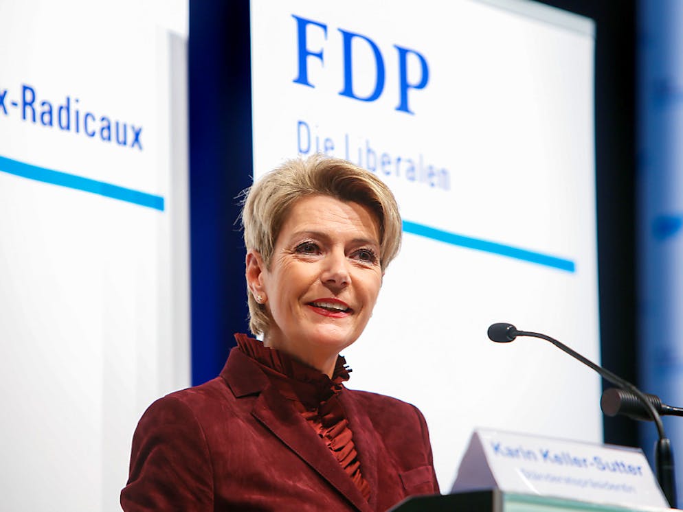 Karin Keller-Sutter, ici lors de sa nomination par le PLR st-gallois le 20 octobre, sera face à deux hommes, les conseillers d'Etat Christian Amsler et Hans Wicki, dans la course au Conseil fédéral (archives).