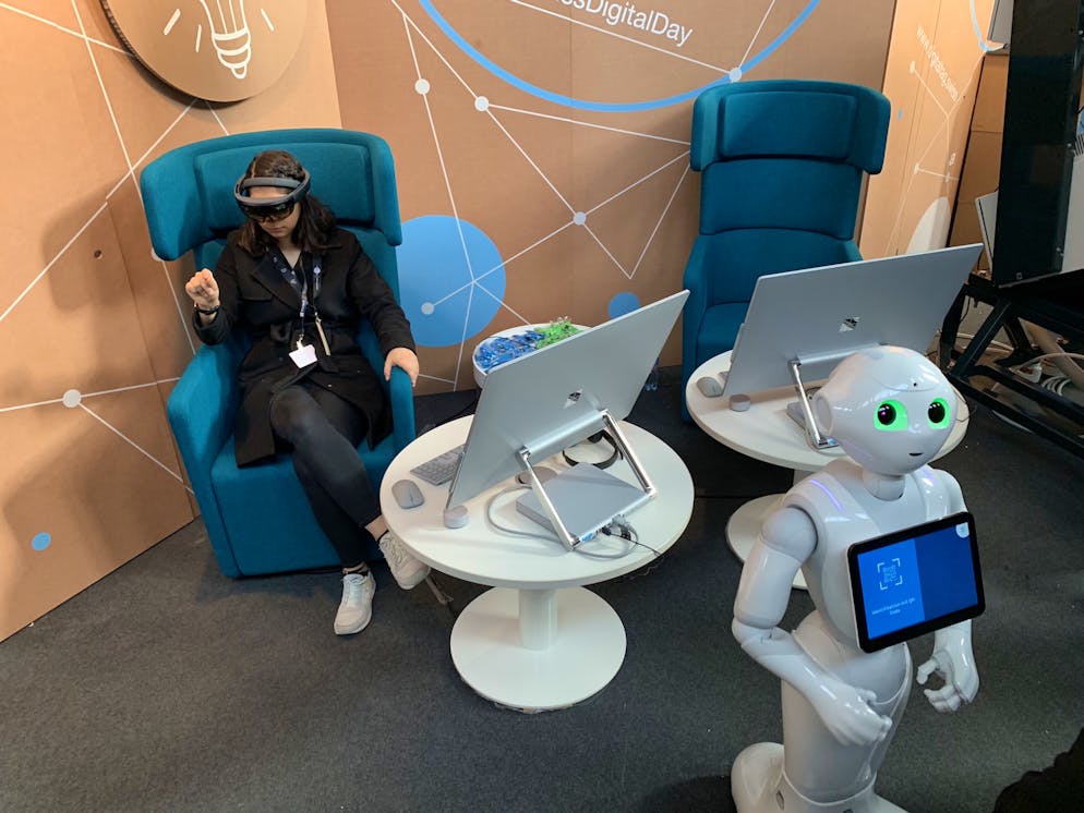 Bildschirme, Virtual Reality und Roboter: Am 2. Schweizer Digitaltag wird viel geboten. An 10 Standorten in der ganzen Schweiz kann die Bevölkerung sich Technik von Profis erklären lassen.