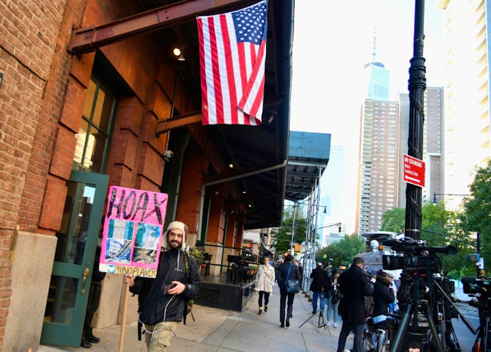 Devant le Tribeca Grill, restaurant de Robert de Niro, le 25 octobre 2018, à New York, où a été adressé un colis suspect à destination de l'acteur