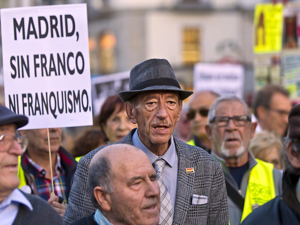 "Madrid, sans Franco ni franquisme": des milliers de manifestants ont protesté jeudi contre le transfert des restes du dictateur à Madrid.