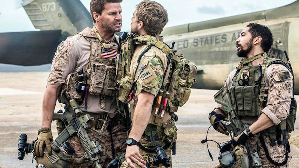 Sur leur base et sous le commandement de Hayes, les Marines vont connaître des tensions.