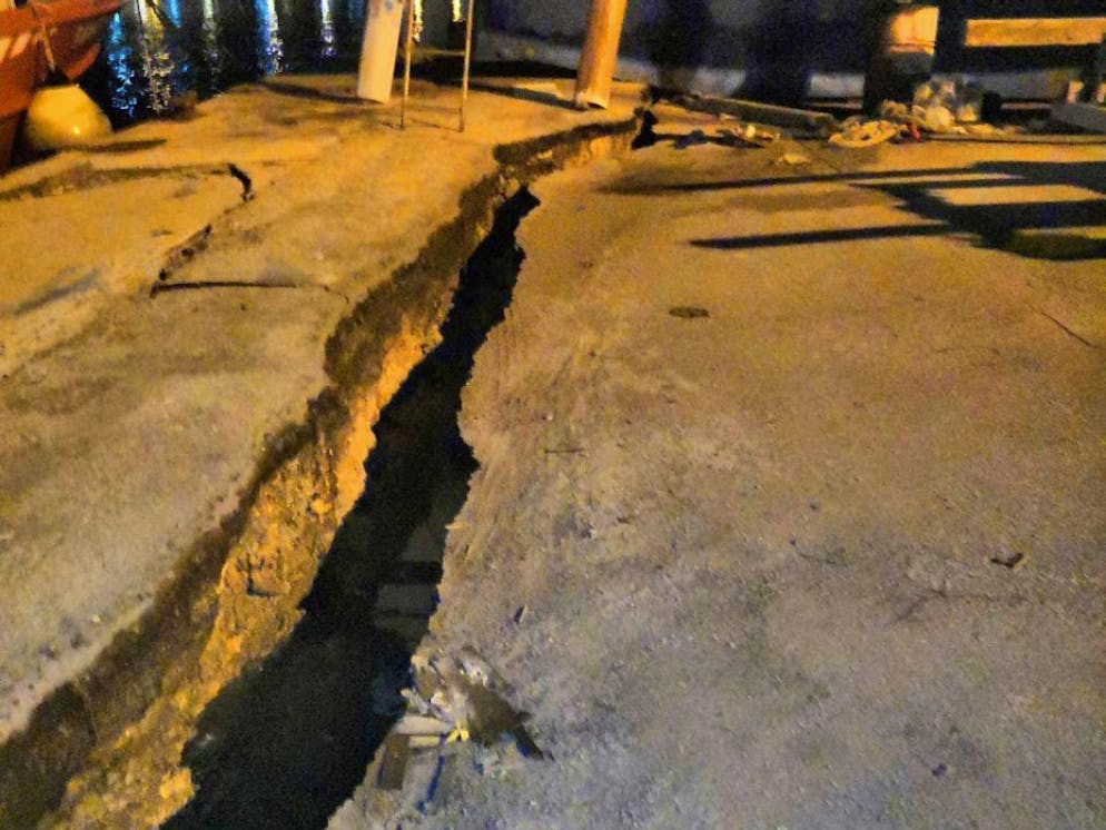 L'epicentro del terremoto è stato localizzato nel mar Ionio, a 38 km dall'isola di Zacinto, che ha riportato danni