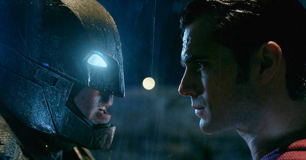 Alors que le Bien et le Mal s’affrontent sans répit, Superman et Batman vont se provoquer en duel.