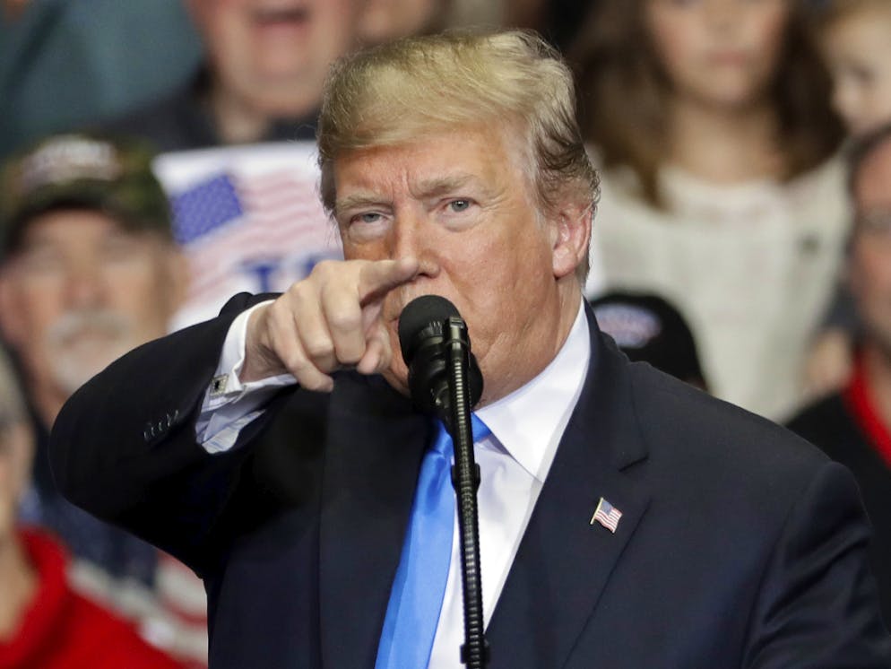 Le président des Etats-Unis Donald Trump pointe les médias du doigt alors qu'il s'exprime lors d'un meeting de campagne républicain à Charlotte, en Caroline du Nord.