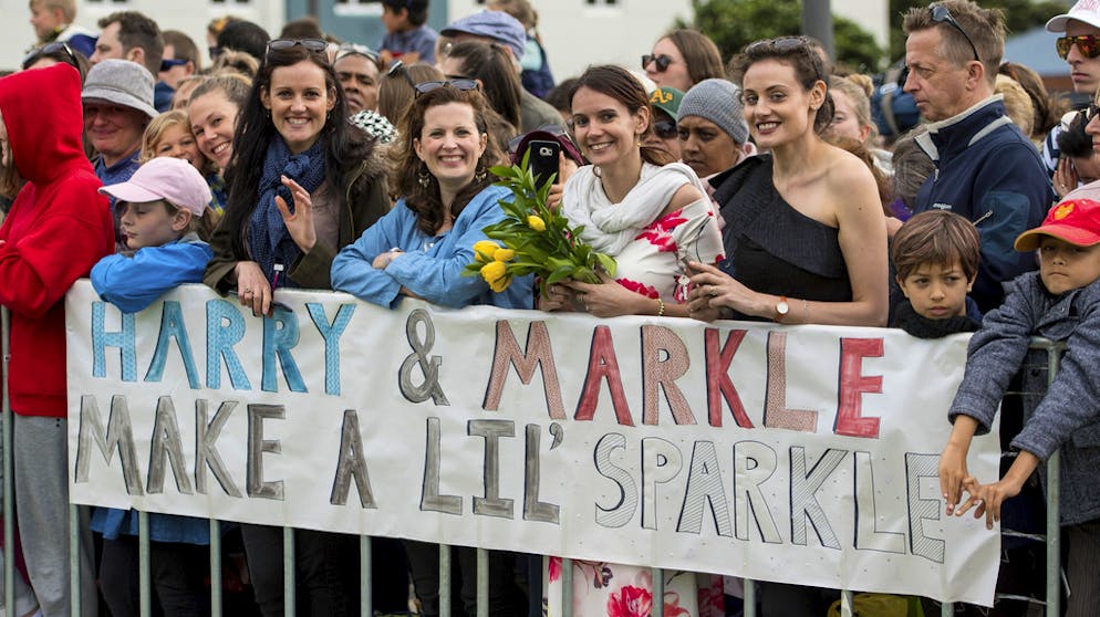 Jetzt gibt's was auf die Nase - Meghan und Harry in Neuseeland. Die Neusseländer dankten es mit liebevoll gestalteten Spruchbändern ...