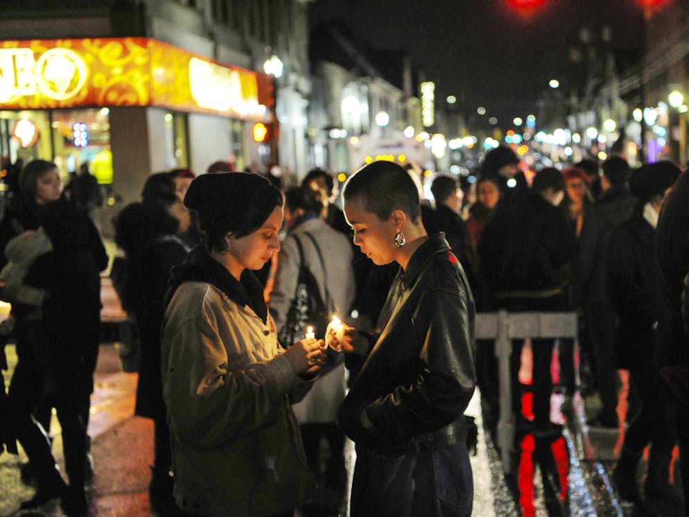 Bougie à la main, des dizaines d'habitants de Pittsburgh se sont recueillis à proximité de la synagogue.