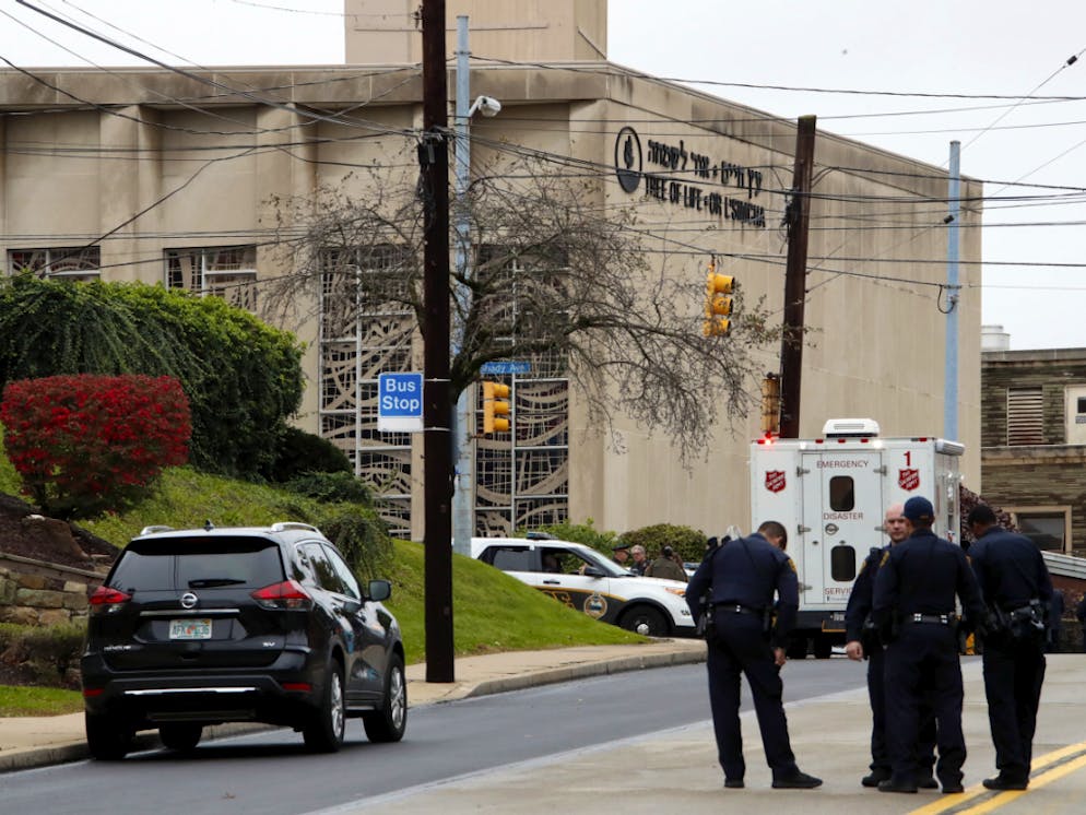 Au moment de la fusillade, une centaine de personnes appartenant à trois congrégations se trouvaient dans le bâtiment, selon l'ancien président de la synagogue Michael Eisenberg.