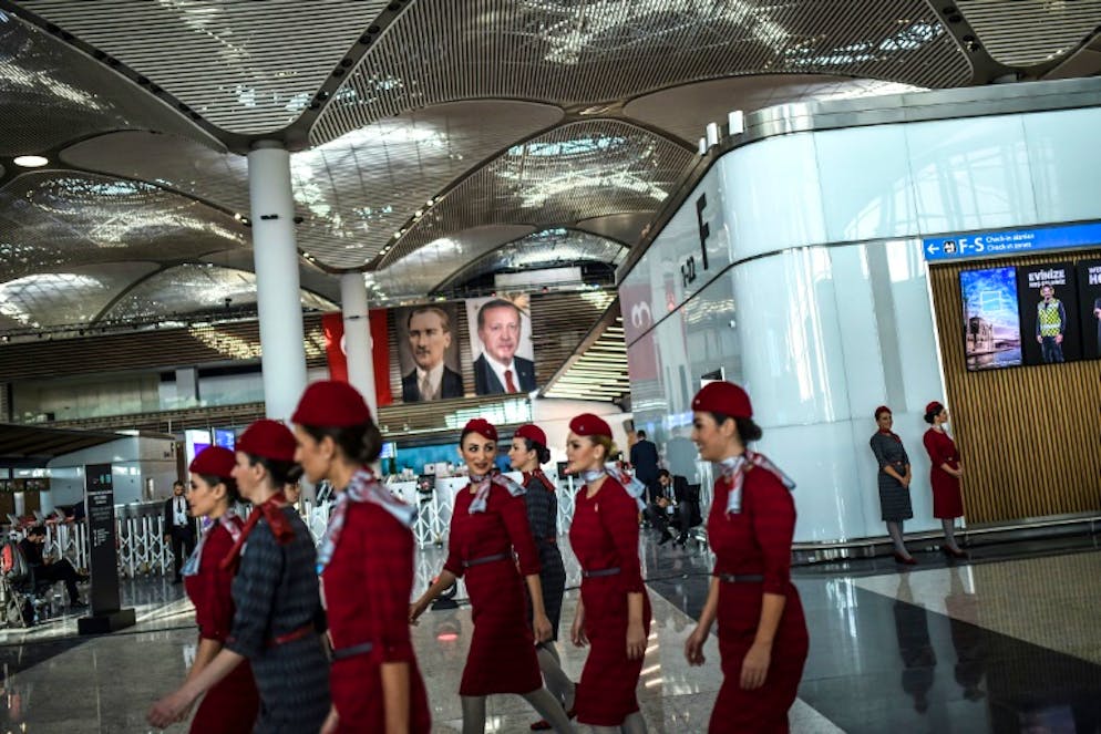 Des hôtesses de l'air dans le nouvel aéroport "Istanbul" lors de son inauguration, le 29 octobre 2018.
