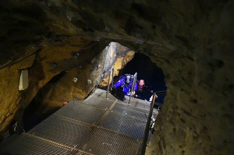 Un groupe de plongeurs se prépare à descendre dans les grottes Janos Molnar à Budapest, le 2 octobre 2018 h