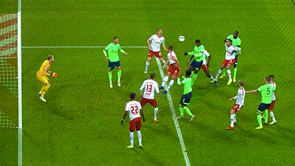 Breel Embolo kommt nach einer Ecke freistehend zum Kopfball, verfehlt das Tor aber knapp.