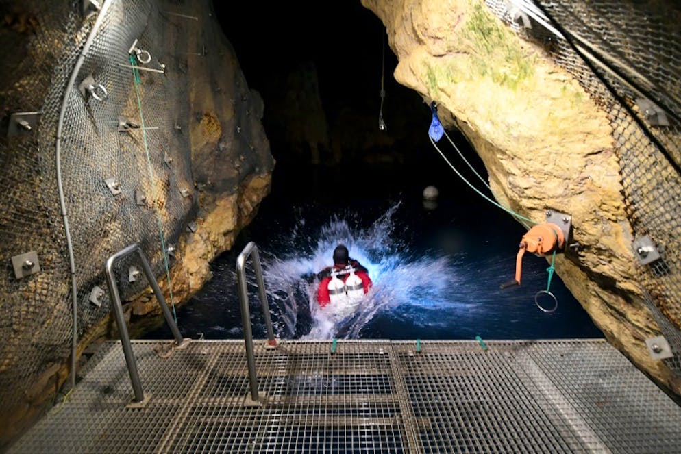 Un plongeur se jette à l'eau depuis la plateforme d'accès aux grottes Janos Molnar, sous Budapest, le 2 octobre 2018
