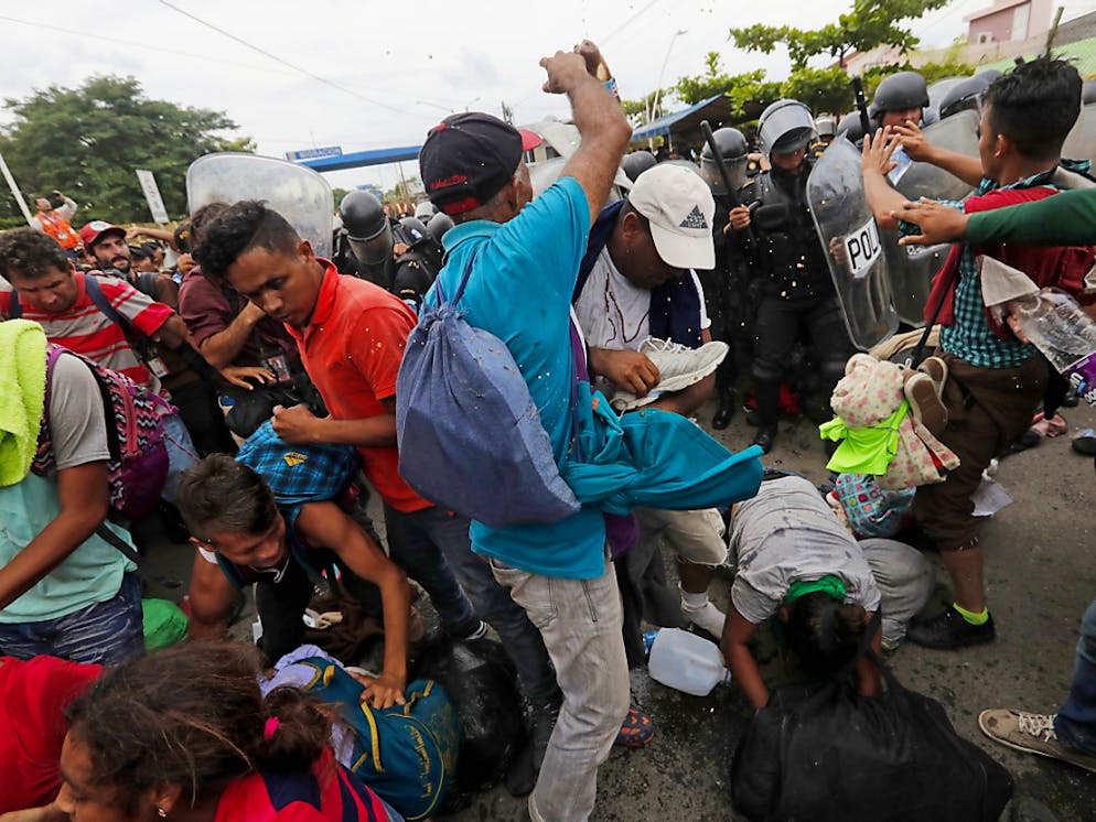Plus d'un millier de migrants sont parvenus à forcer dimanche un barrage de la police guatémaltèque pour tenter de rejoindre la caravane qui traverse actuellement le sud du Mexique.