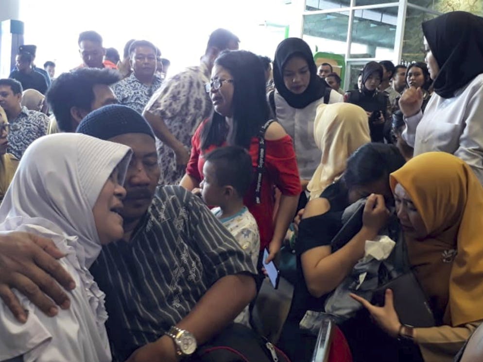 Des proches des passagers du vol de la compagnie aérienne Lion Air qui s'est écrasé en mer de Java lundi matin attendaient d'avoir des nouvelles à Pangkal Pinang.