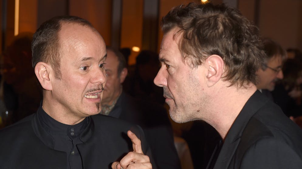 Sebastian Koch: Die Bilder. Musik-Fan: Musikalische Begleitung hatte Schauspieler Sebastian Koch auch bei den 66. Internationalen Filmfestspielen in Berlin auf dem Bertelsmann-Empfang. Hier vertieften sich der Schauspieler (r.) und Musiker Frank Strobel (l.) ins Gespräch.