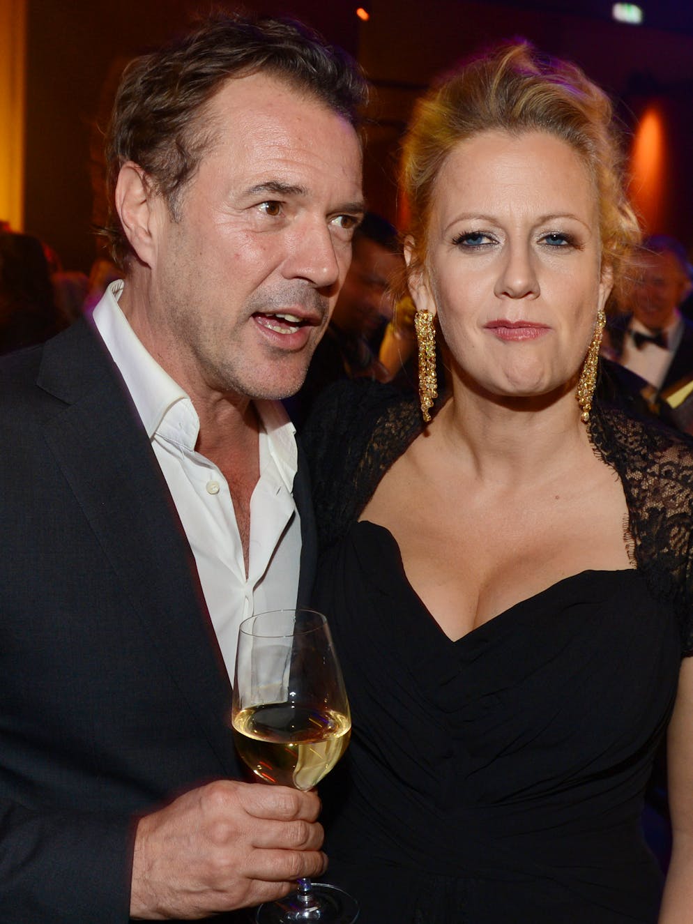 Sebastian Koch: Die Bilder. Komiker: Auf der Party nach der 65. Bambi-Verleihung 2013 im Stage-Theater am Potsdamer Platz scheint Sebastian Koch zu Moderatorin Barbara Schöneberger Dinge gesagt zu haben, die diese erst einmal sacken lassen muss.