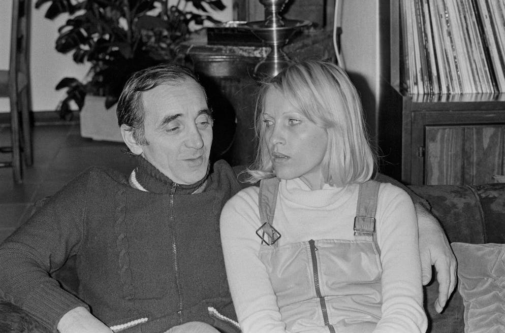 Charles Aznavour. Discrète, cette Suédoise qui était de 17 ans sa cadette n'aimait pas les feux des projecteurs et les tapis rouges. Ensemble ils ont trois enfants: Katia, Misha et Nicolas. Photo: avec Ulla Thorsell à Crans sur Sierre, le 31 décembre 1974.