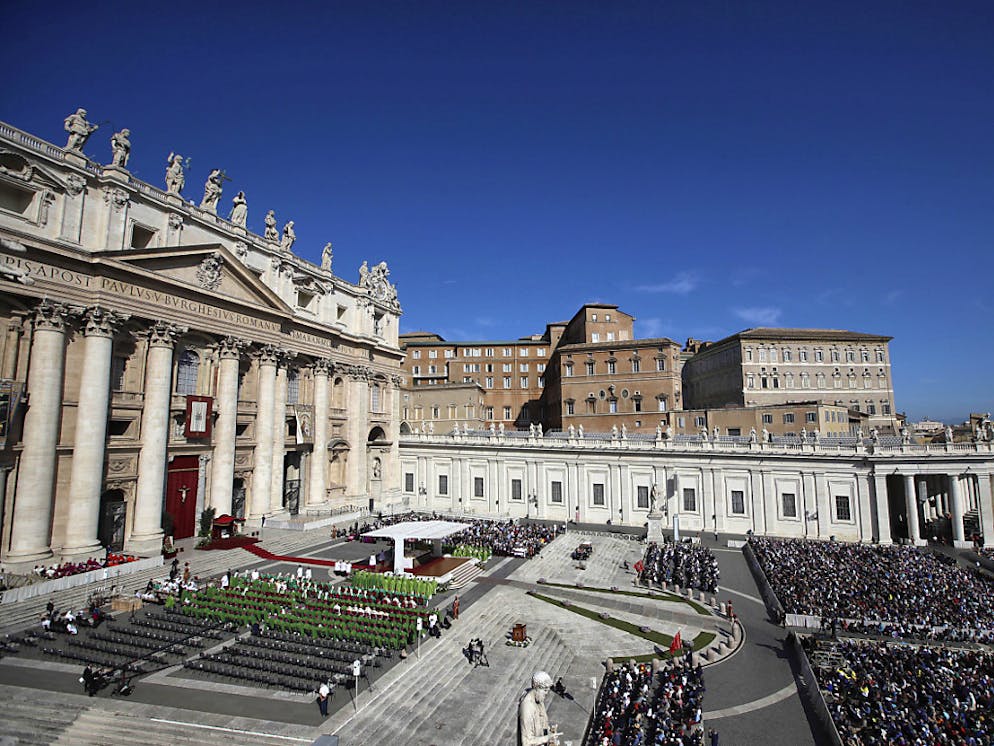 Dans sa messe d'ouverture célébrée place Saint-Pierre devant plusieurs dizaines de milliers de fidèles, le pape a dit espérer que la foi des jeunes dans l'Eglise ne serait pas éteinte par "nos failles, nos erreurs et nos péchés".