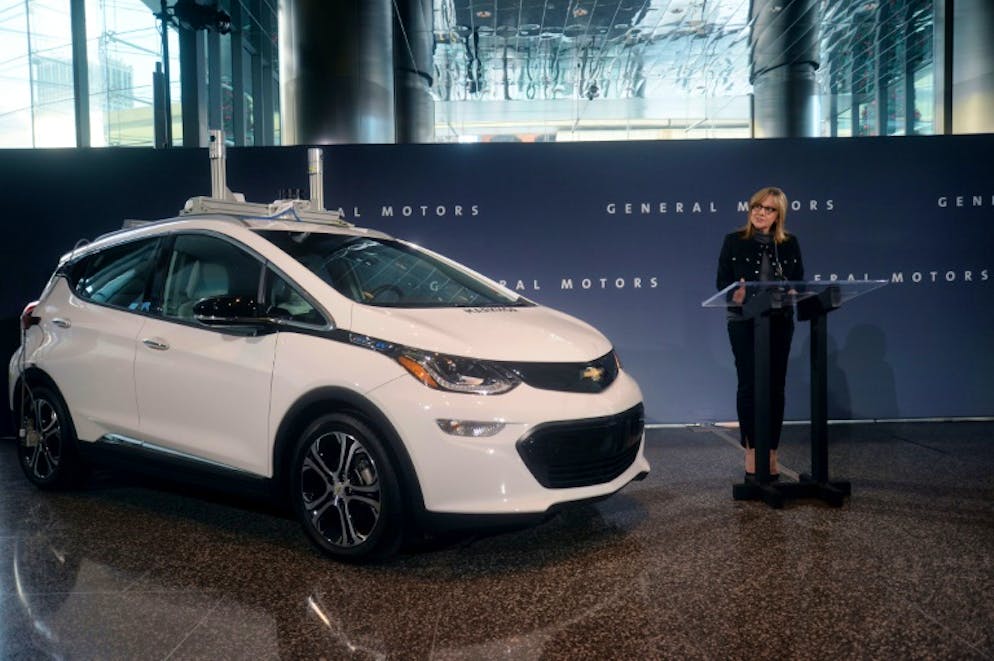 Marry Barra, PDG de General Motors, se tient à côté d'un véhicule autonome durant une conférence de presse à Détroit le 15 décembre 2016.