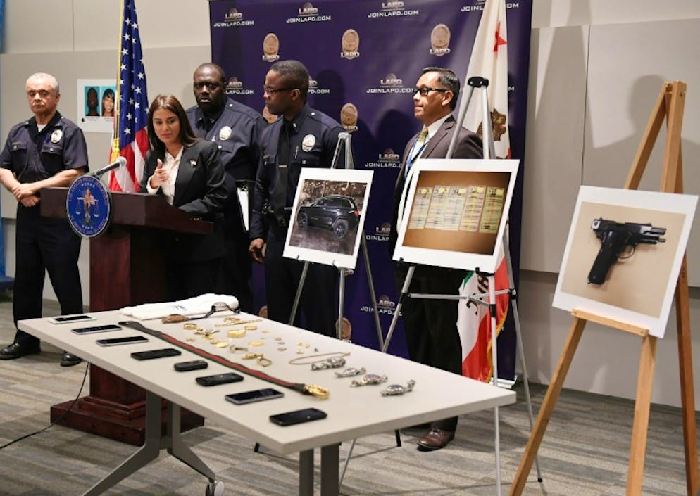 Une responsable de la police de los Angeles, Lillian Carranza, lors d'une conférence de presse après l'arrestation de cambrioleurs qui s'en prenaient à des célébrités, le 2 octobre 2018