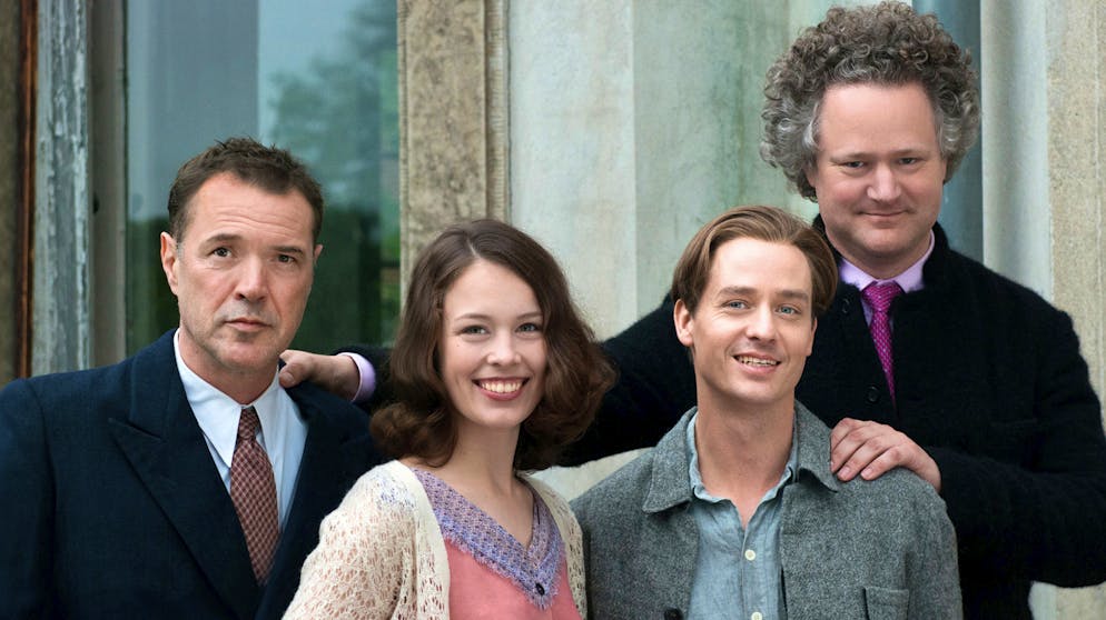 Sebastian Koch: Die Bilder. Durchstarter: Sebastian Koch mit seinen Leinwandpartnern Tom Schilling (2.v.r.) und Paula Beer (2.v.l.) zum Start der Dreharbeiten der ARD-Kino-Koproduktion «Werk ohne Autor». Ganz links im Bild zu sehen ist Regisseur Florian Henckel von Donnersmarck.