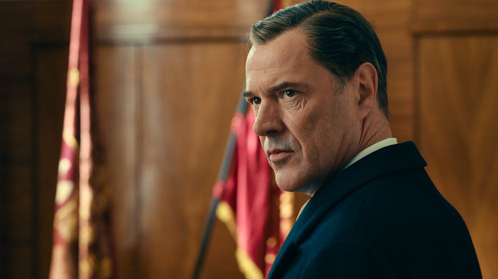 Sebastian Koch: Auf der Leinwand eiskalt. Seeband war überzeugter Nationalsozialist, der seine Schuld geheim halten konnte und sich für unangreifbar hält – ein Trugschluss. Denn den Arzt und sein Schwiegersohn verbindet mehr als diese zunächst ahnen ...