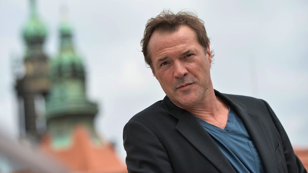 Sebastian Koch: Die Bilder. Literat: Am Rande des Dresdner Literaturfestivals ging es für Sebastian Koch auf einer Dachterrasse eines Dresdener Hotels hoch hinaus. Der Schauspieler stellte das Dresdner Poesie- und Literaturfestival vor und las selbst aus Arthur Schnitzlers «Die Traumnovelle». Musikalisch begleiteten ihn dabei Hubert Nuss und sein Jazzquartett.