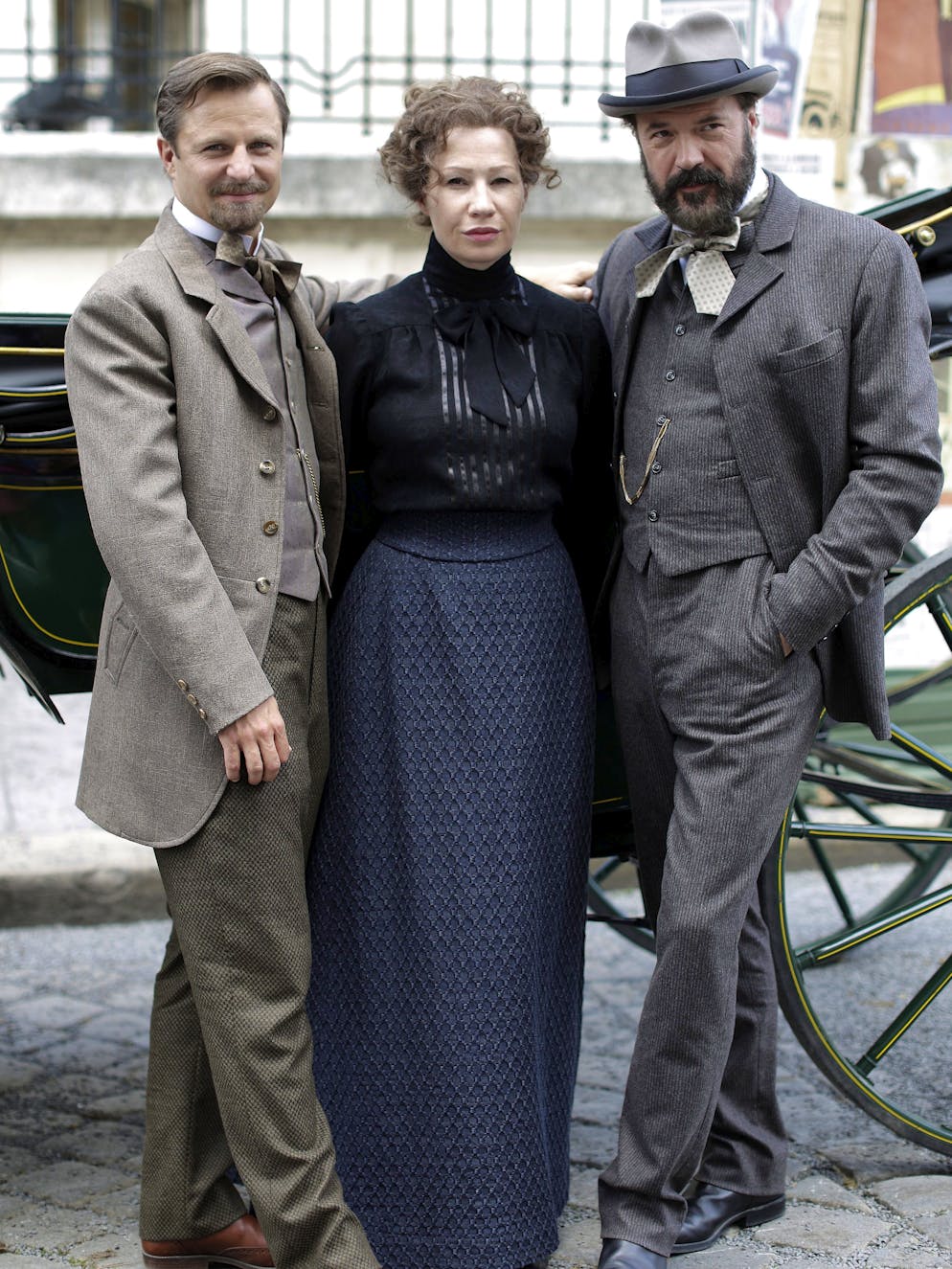 Sebastian Koch: Die Bilder. Nobelpreisträger: In der Rolle des Alfred Nobel spielt Sebastian Koch im Film «Eine Liebe für den Frieden» an der Seite seiner österreichischen Schauspielkollegen Philipp Hochmair und Birgit Minichmayr. Hier posieren sie in ihren historischen Kostümen 2014 am Set in Wien.