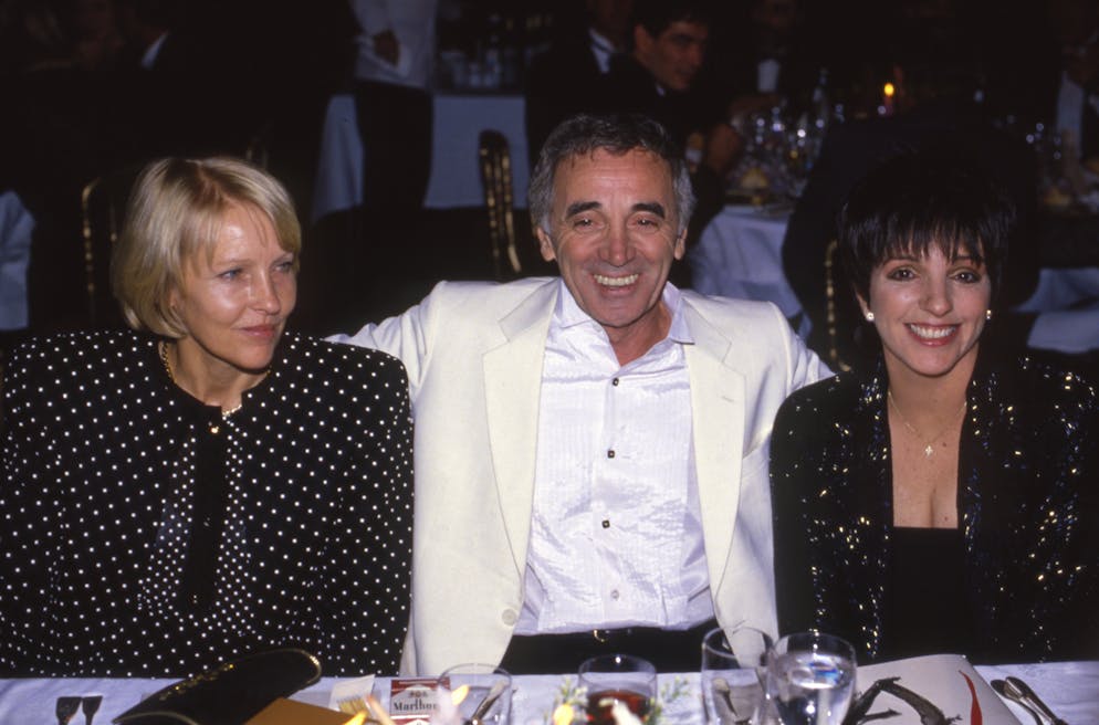 Charles Aznavour. Charles Aznavour a été marié trois fois. Il laisse derrière lui son épouse UllaThorsell, d'origine suédoise, avec qui il a vécu plus de cinquante ans, ainsi que cinq enfants. (image: avec sa femme et Liza Minnelli lors d'un diner après le concert du chanteur à Paris le 30 sptembre 1987.)